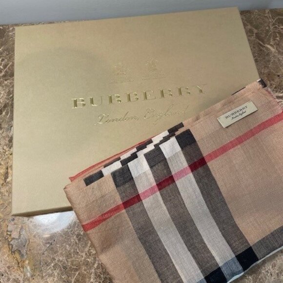 Burberry LIGHTWEIGHT Giant Check Scarf Wrap - Archive Beige - Picture 2 of 9